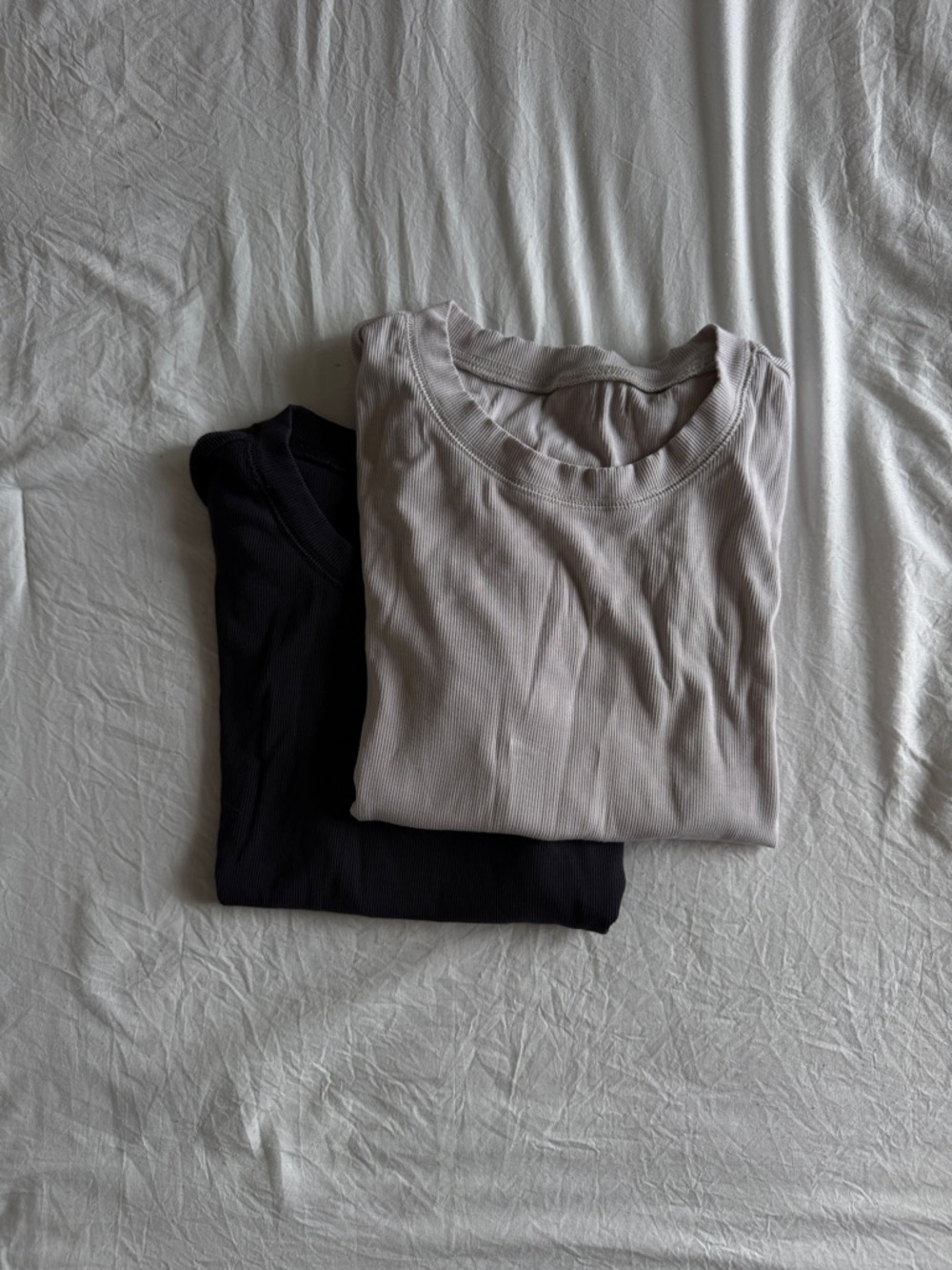 Vuori Pose Fitted tee - black and cream